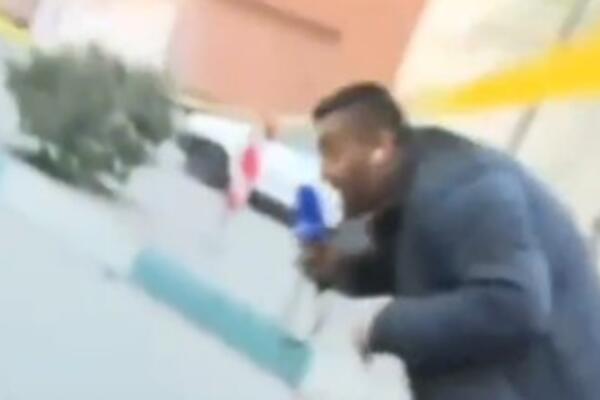"GAĐAJU! SAD, OVDE!" Horor u prenosu uživo, novinar jedva izvukao ŽIVU GLAVU - pogledajte samo ovaj UŽAS! (VIDEO)