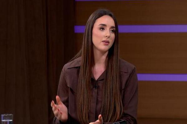 Vozi traktor, muze krave, vodi celo gazdinstvo: Anastasija vlada poljoprivrednim poslovima bolje nego neki odrasli