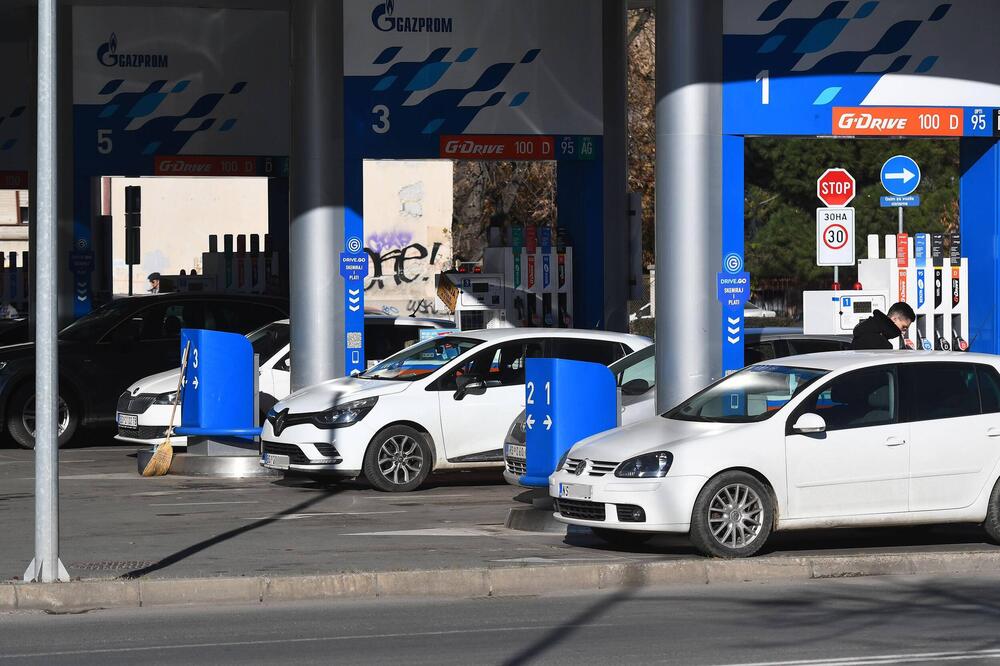 CRNOGORCI U PANICI, suočavaju se sa NESTAŠICOM GORIVA! Policija na pumpama, građani PRAVE ZALIHE - haos je POČEO!