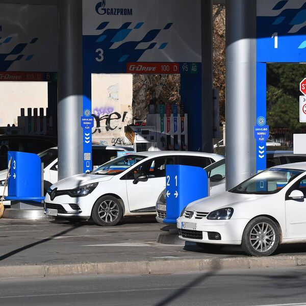 OGRANIČENJA DO 30 LITARA, ZABRANE IZVOZA I VIŠE CENE ZA STRANCE! Haos na pumpama širom Evrope, ovo su uvedene mere!