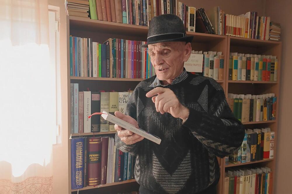 Deda Rade sa samo četiri razreda škole postao profesor jezika: Gazi desetu deceniju, omiljen je u svom selu (FOTO)