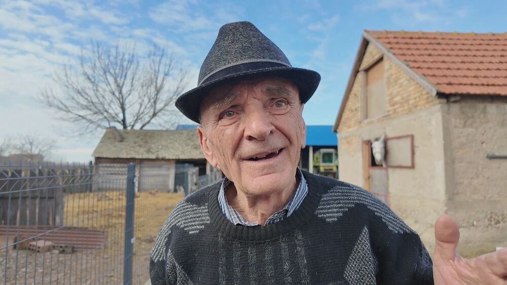 Deda Rade omiljen u svom selu čak i u desetoj deceniji