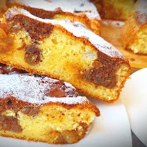 Toliko je sočan i ukusan da će vam svi tražiti još jedno parče: Biskvit s karamelizovanim jabukama topi se u ustima