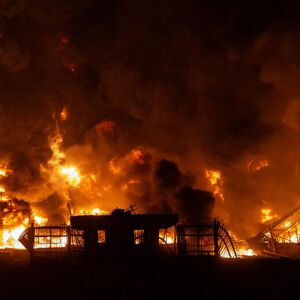 "PEKU OČI I GRLO, NE SMEMO NIŠTA DA DIRAMO" Teheranom teku REKE VATRE i pada CRNA KIŠA: "Dan je kao NOĆ BEZ MESECA"
