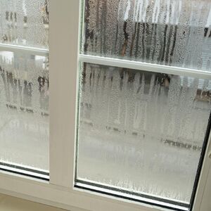 STRUČNJACI DIGLI UZBUNU! Zatvorite prozore ODMAH &ndash; dr Kovačević upozorava na TOKSIČNE KIŠE i prve simptome trovanja