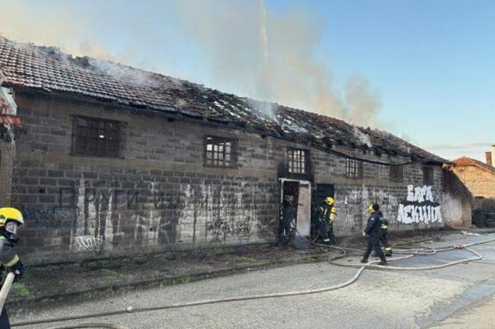 Bukti požar u Kragujevcu! Plamen guta sve pred sobom, na terenu 12 vatrogasaca se bori sa vatrenom stihijom!