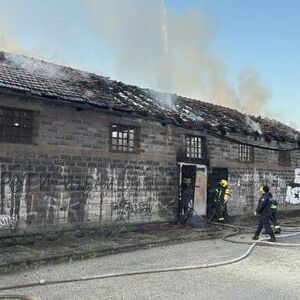 Bukti požar u Kragujevcu! Plamen guta sve pred sobom, na terenu 12 vatrogasaca se bori sa vatrenom stihijom!