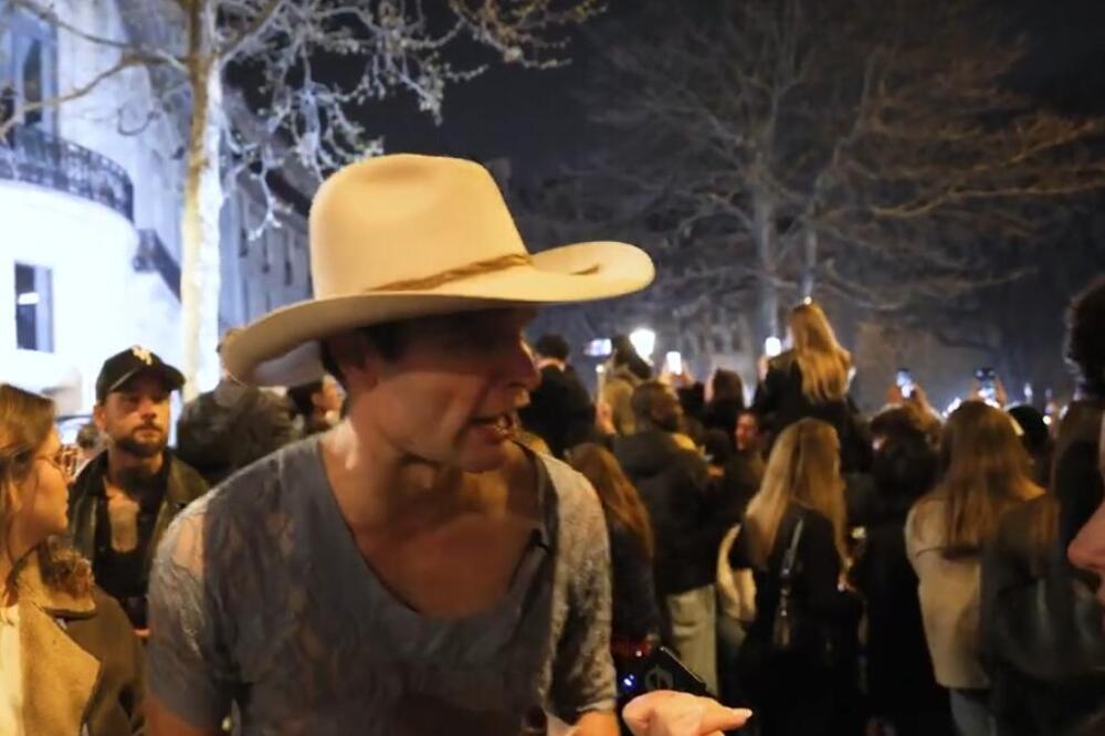 MRAČNA PORUKA USRED CENTRA GRADA! Govorio o zaverama i krvavim tajnama, a onda pokazao na NJU - prolaznici šokirani