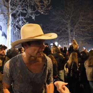 MRAČNA PORUKA USRED CENTRA GRADA! Govorio o zaverama i krvavim tajnama, a onda pokazao na NJU - prolaznici šokirani