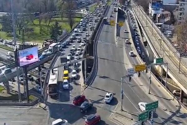 TREĆINA BEOGRADA U TOTALNOM KOLAPSU! Ma pojedinim mestima automobili kao DA STOJE U MESTU, ovo je HAOS! (FOTO)