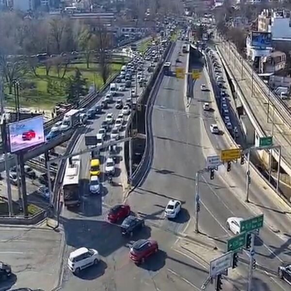 TREĆINA BEOGRADA U TOTALNOM KOLAPSU! Ma pojedinim mestima automobili kao DA STOJE U MESTU, ovo je HAOS! (FOTO)