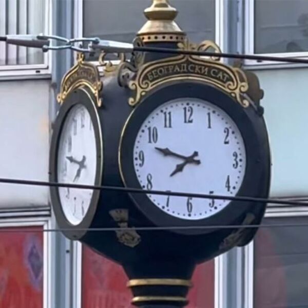 Evo kako se i zašto pokvario sat na Trgu republike!