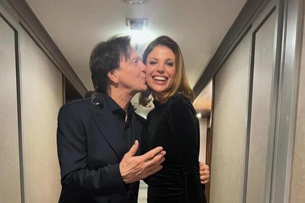 ZDRAVKO ČOLIĆ UPECAN U DRUŠTVU 25 GODINA MLAĐE BOMBE Dok je LJUBI, ne skida osmeh sa lica: "ON JE JEDAN I JEDINI"