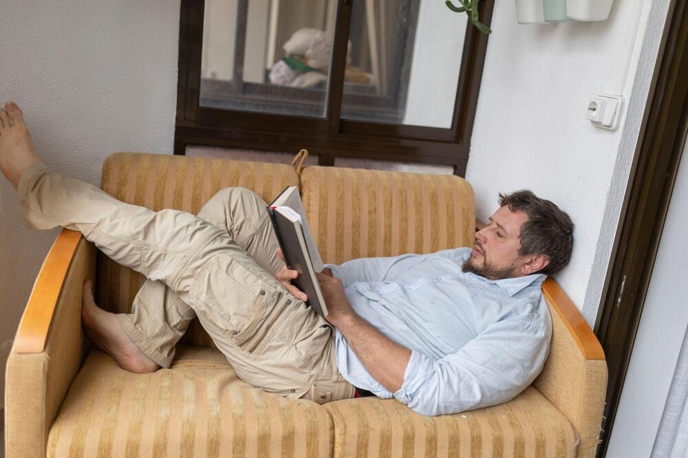 MUŠKARAC OTIŠAO KOD LEKARA JER ODJEDNOM NIJE ZNAO DA ČITA: Neobičan simptom otkrio ŠOKANTNU DIJAGNOZU, JEZIVO!