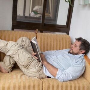 MUŠKARAC OTIŠAO KOD LEKARA JER ODJEDNOM NIJE ZNAO DA ČITA: Neobičan simptom otkrio ŠOKANTNU DIJAGNOZU, JEZIVO!