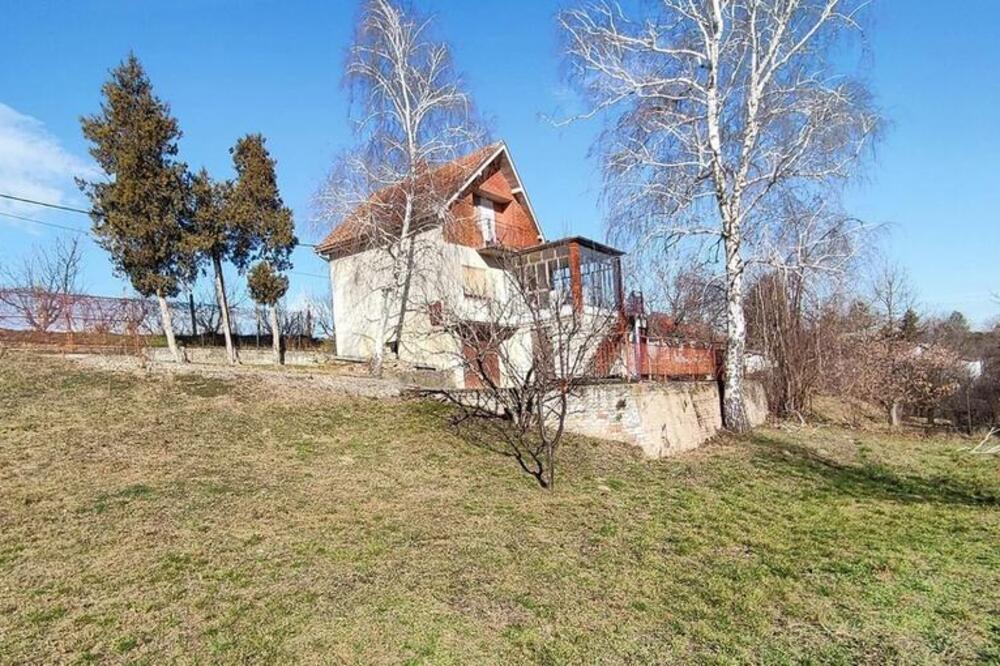 "Zašto je devojkama danas toliki problem da žive kod njegovih na spratu?" Srbin objavom napravio haos na mrežama!