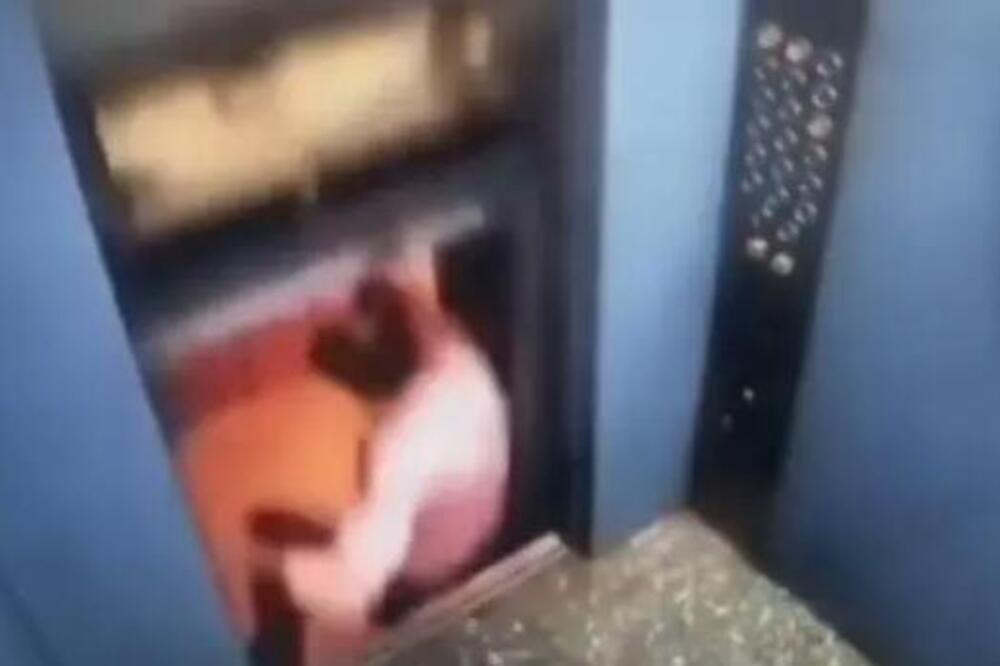 Vožnja liftom ga zamalo koštala života! Pokušao da izađe, pa umalo stradao, sve zabeležila nadzorna kamera (VIDEO)
