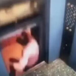 Vožnja liftom ga zamalo koštala života! Pokušao da izađe, pa umalo stradao, sve zabeležila nadzorna kamera (VIDEO)