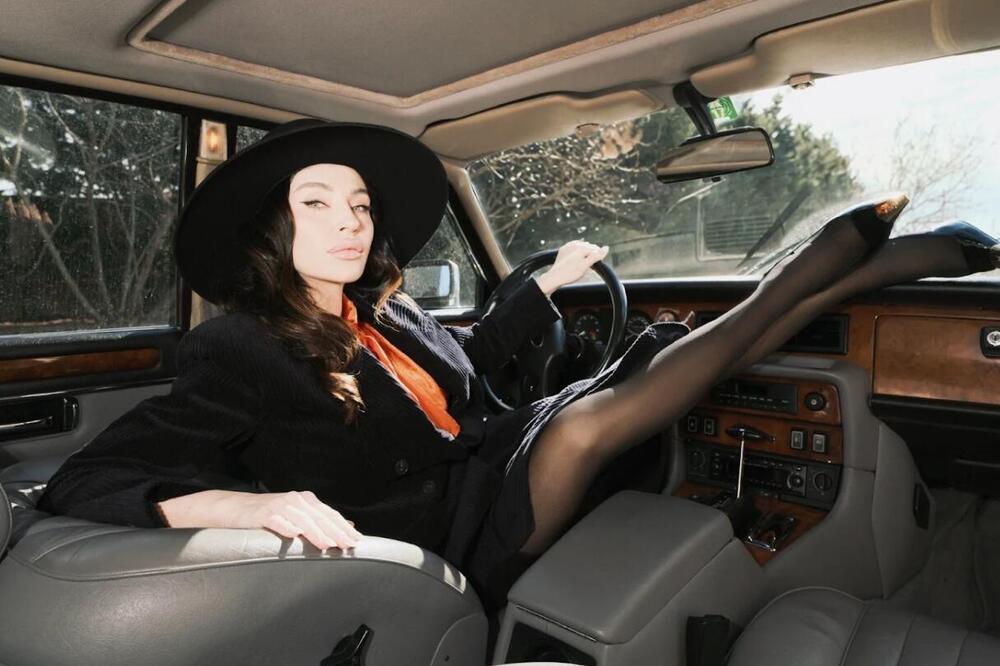 POPUT HOLIVUDSKE DIVE! Katarina Živković pomera granice i vraća nas u 80-e!