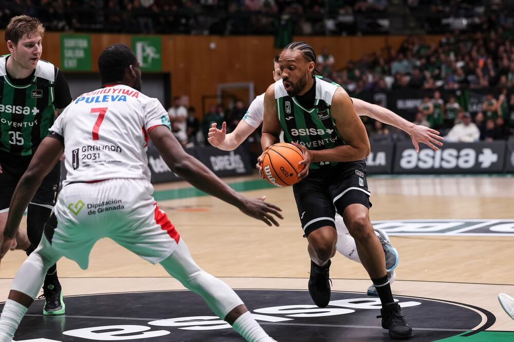 Nova dominacija Džabarija Parkera! Amerikanac flertovao sa dabl-dabl učinkom (Foto)