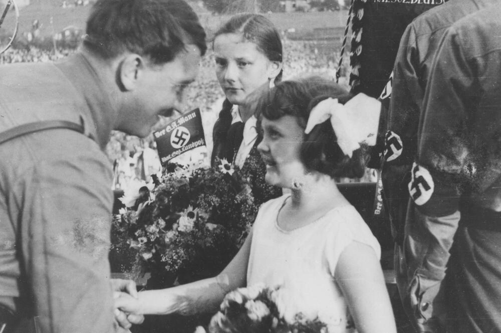 NACISTI ČEKALI U REDU DA BUDU INTIMNI SA OVOM DEVOJČICOM: Imala "nemačku lepotu" i 14 godina, svi su je jurili FOTO