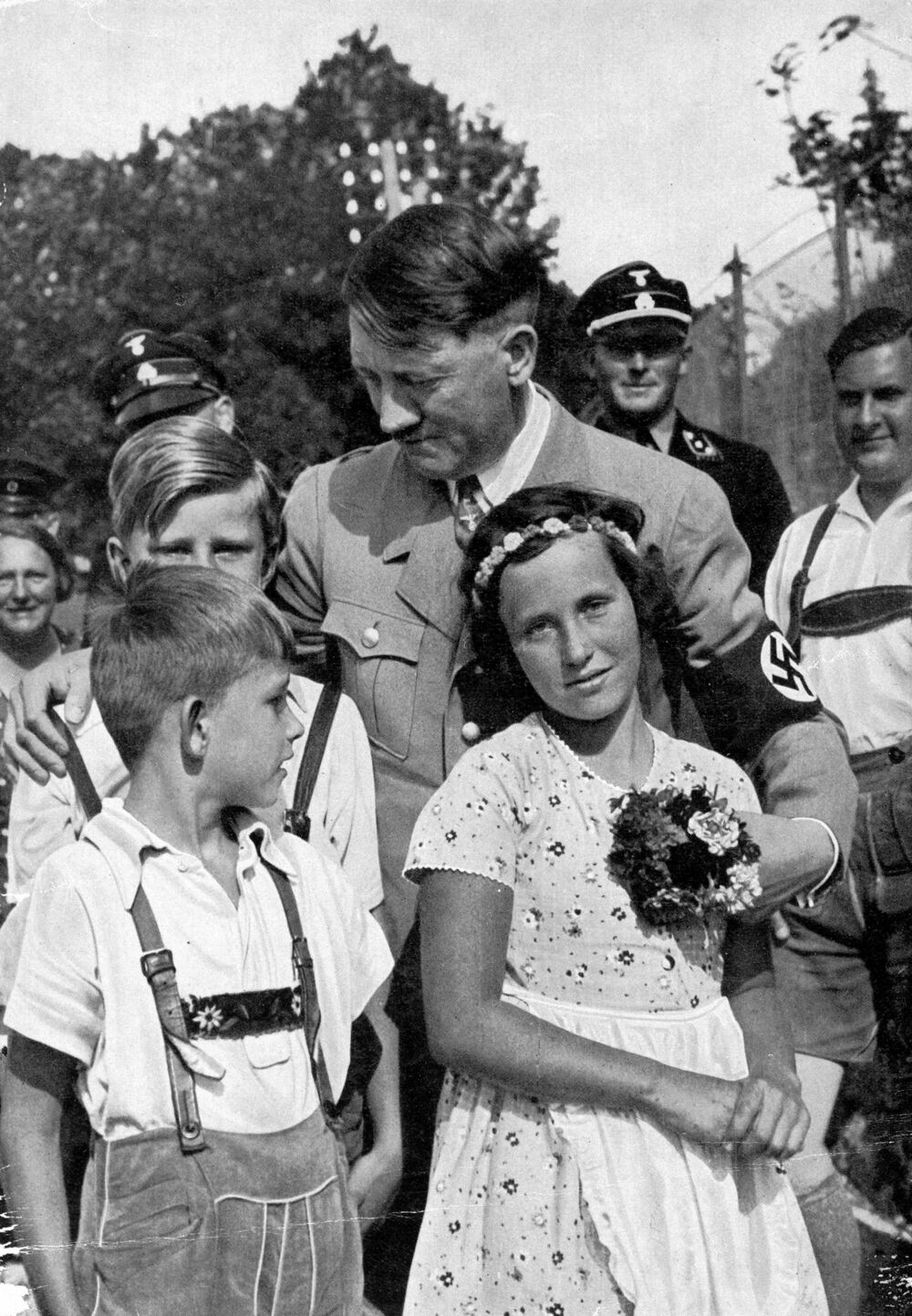 Adolf Hitler, Devojčica sa cvećem