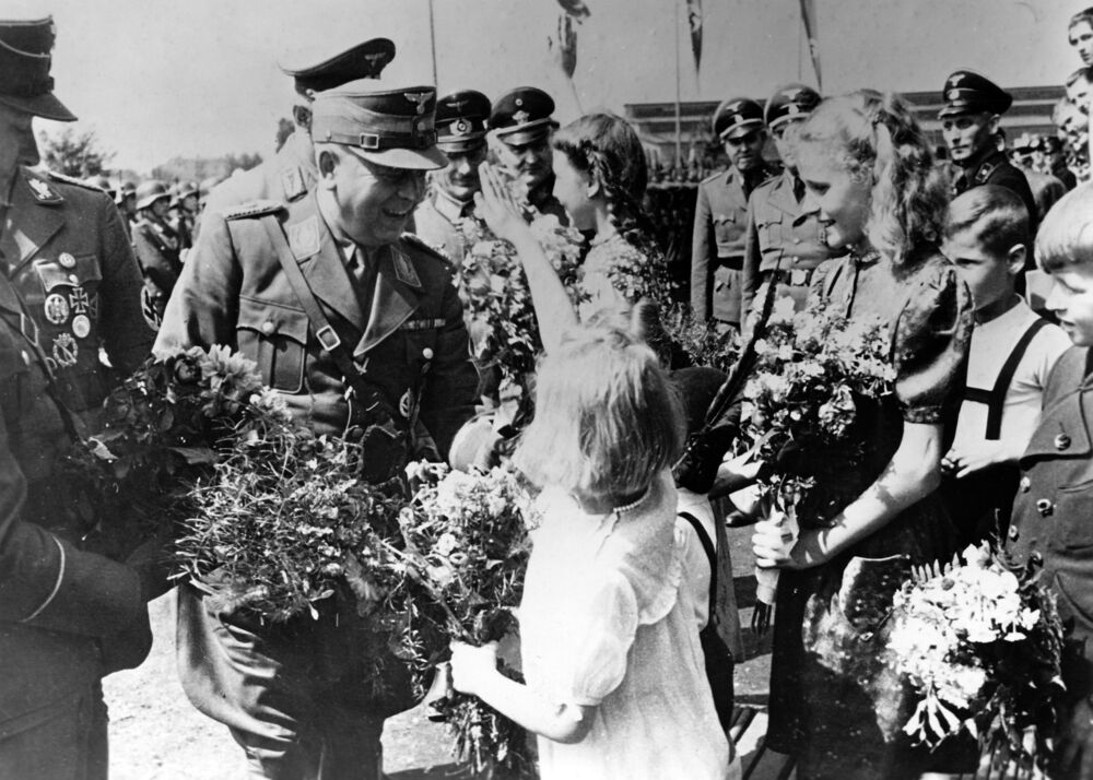 Adolf Hitler, Nacisti