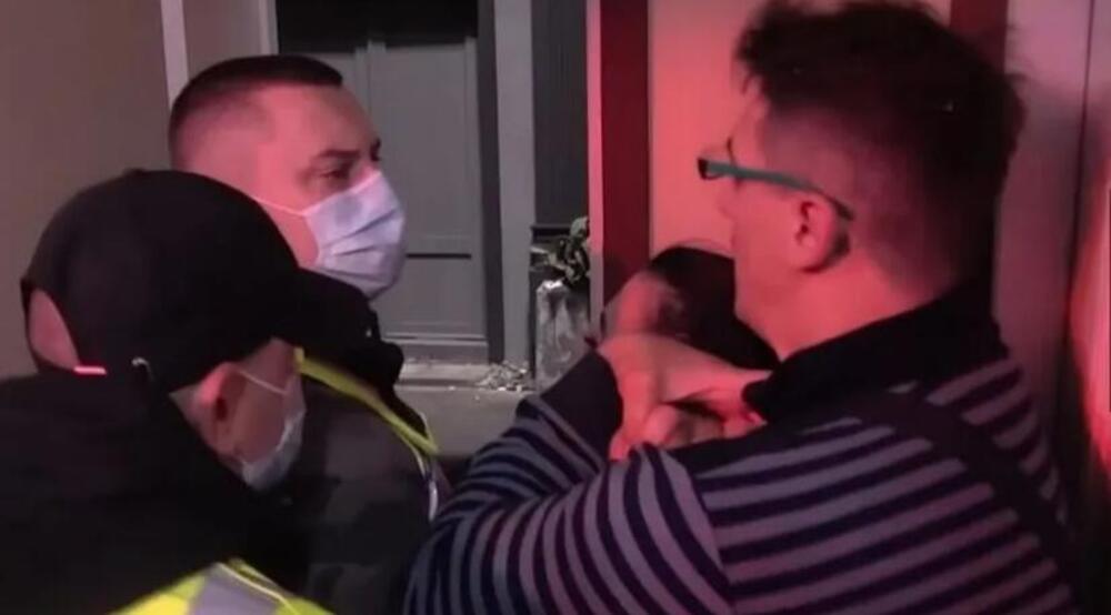 DAVIO JE NA NACIONALNOJ TELEVIZIJI! Ove STRAŠNE scene se svi sećaju - JEDNOM RUKOM JE ČUPAO ZA KOSU, DRUGOM...