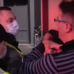 DAVIO JE NA NACIONALNOJ TELEVIZIJI! Ove STRAŠNE scene se svi sećaju - JEDNOM RUKOM JE ČUPAO ZA KOSU, DRUGOM...