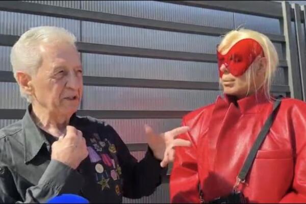 DA LI STE IKAD VIDELI OVAKVU KOŠULJU? Otpozadi sve normalno, a SPREDA? Miroslav u NEPREPOZNATLJIVOM izdanju