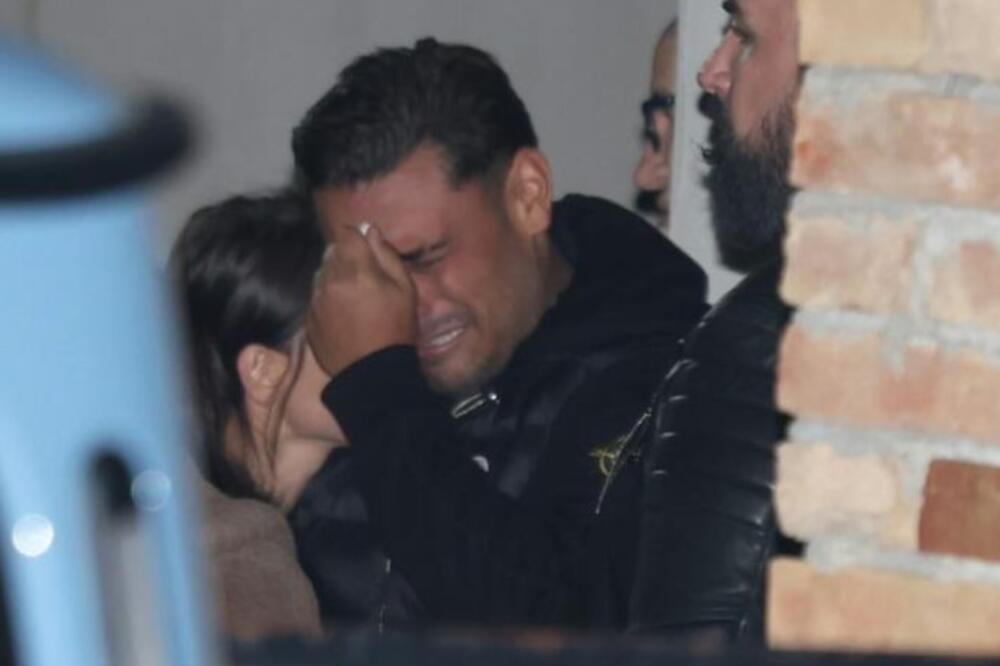 POTRESNE SCENE IZ BRESTAČA: Muk ispred porodične kuće Darka Lazića, bolne reči pevača jutro nakon tragedije