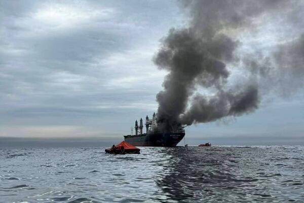 JEZIVA PORUKA IZ ORMUNSKOG MOREUZA TRESE SVET: Iran objavio šok video, na brodovima se vijori i zastava RUSIJE?!