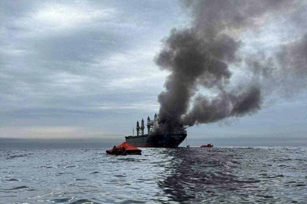 JEZIVA PORUKA IZ ORMUNSKOG MOREUZA TRESE SVET: Iran objavio šok video, na brodovima se vijori i zastava RUSIJE?!