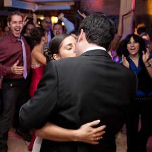 Evo zašto gosti na svadbi nikad ne treba da nose crvenu boju! Bizarno je, ali proći će kao BOSI PO TRNJU