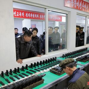 ZAPUCALA ĆERKA (13) KIM DŽONG UNA! Otac je stavio oružje u ruke, SLEDIĆETE SE KAD JOJ VIDITE IZRAZ LICA! (FOTO)