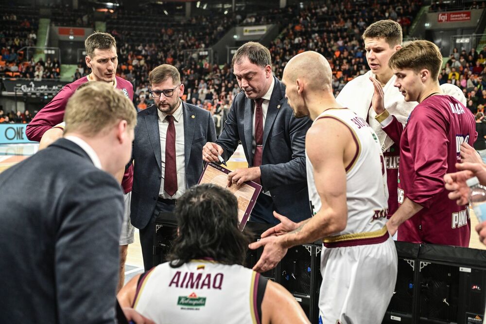 Nenad Čanak i košarkaši Lijetkabelisa