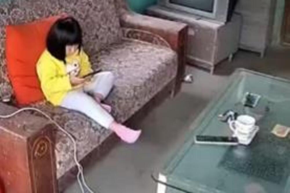 HOROR U JEDNOM TRENUTKU: Devojčici eksplodirao telefon u rukama, pala sa sofe, a pre toga se začulo...(VIDEO)