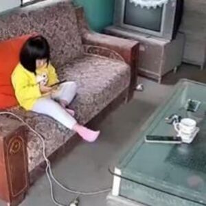 HOROR U JEDNOM TRENUTKU: Devojčici eksplodirao telefon u rukama, pala sa sofe, a pre toga se začulo...(VIDEO)