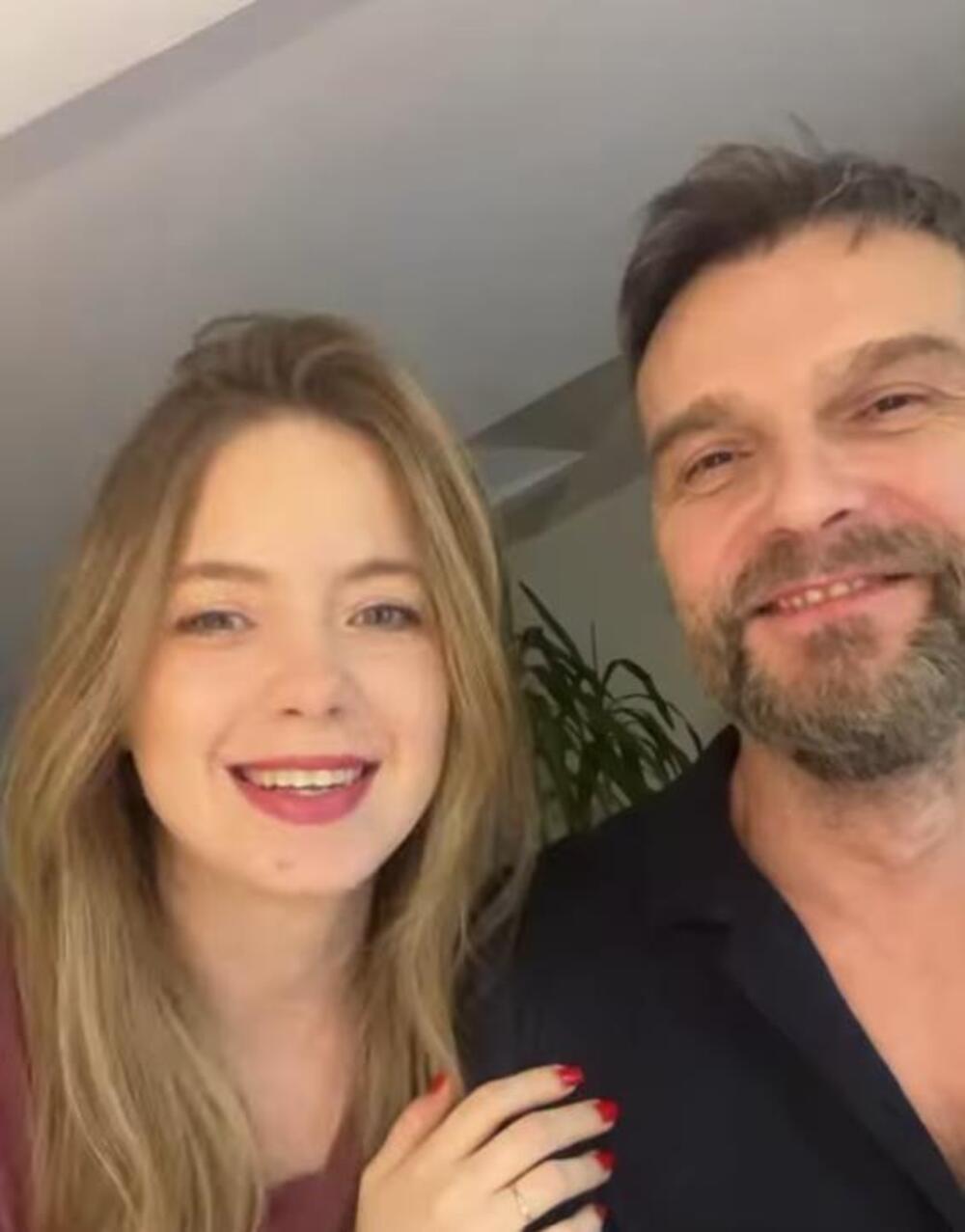 O OVOM PROFESORU (52) I STUDENTKINJI (29) BRUJI JAVNOST! Prozivaju ih zbog RAZLIKE a on je SAD ŽENI! Ovo tek šokira