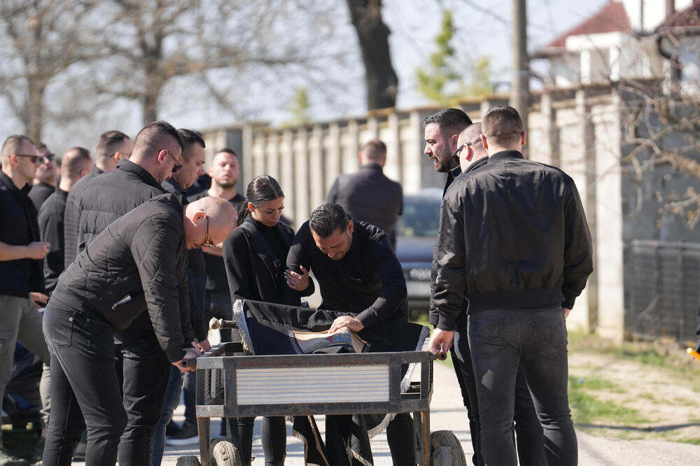 "NEMOJTE GA VODITI, LJUDI, MOLIM VAS" Najpotresnija scena pred sahranu, Darko jeca za nastradalim bratom