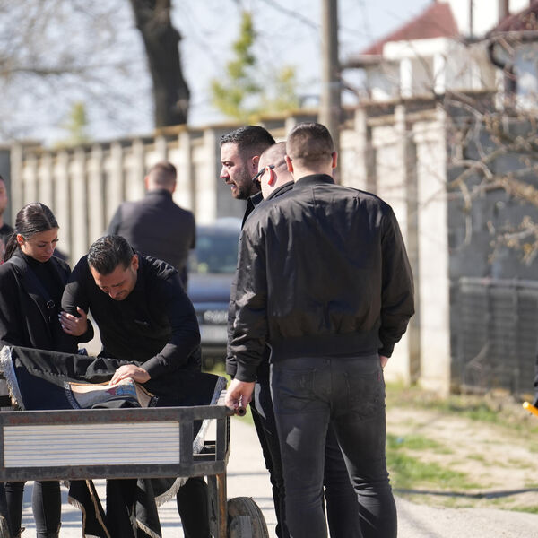 "NEMOJTE GA VODITI, LJUDI, MOLIM VAS" Najpotresnija scena pred sahranu, Darko jeca za nastradalim bratom