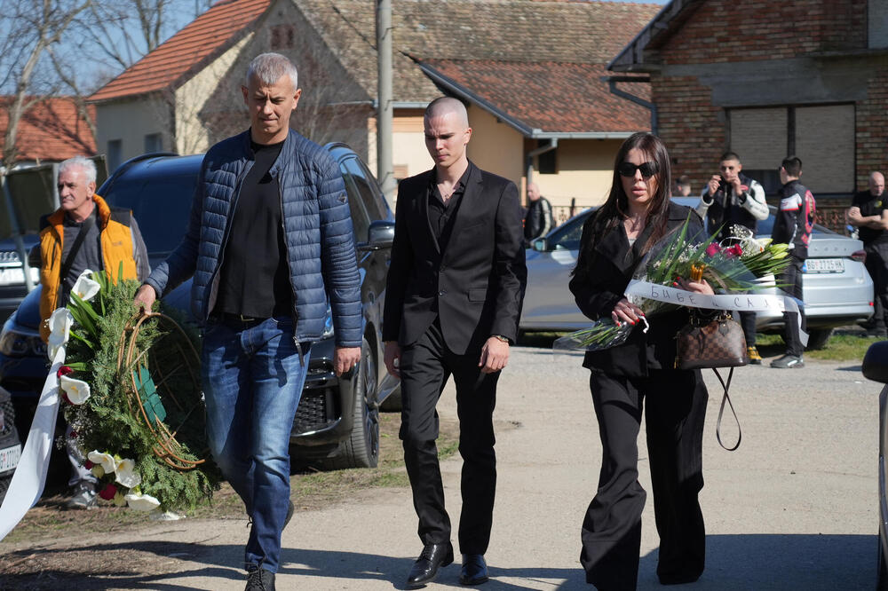 OVOG ČOVEKA DANAS NIKO NIJE OČEKIVAO: Pun tuge došao da se oprosti od Dragana