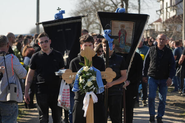 UDOVICA DRAGANA LAZIĆA JEDVA STOJI KRAJ KOVČEGA: Sve vreme je pridržavaju, ne može da obuzda suze
