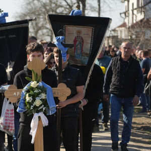 UDOVICA DRAGANA LAZIĆA JEDVA STOJI KRAJ KOVČEGA: Sve vreme je pridržavaju, ne može da obuzda suze