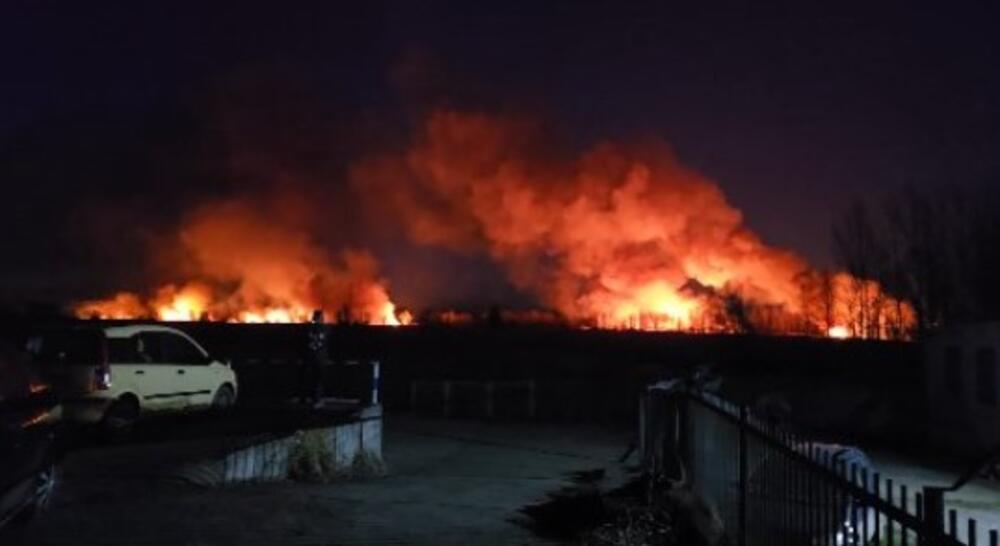 Ogroman požar između Beočina i Rakovca: Pakleni prizor se vidi desetinama kilometara (FOTO)