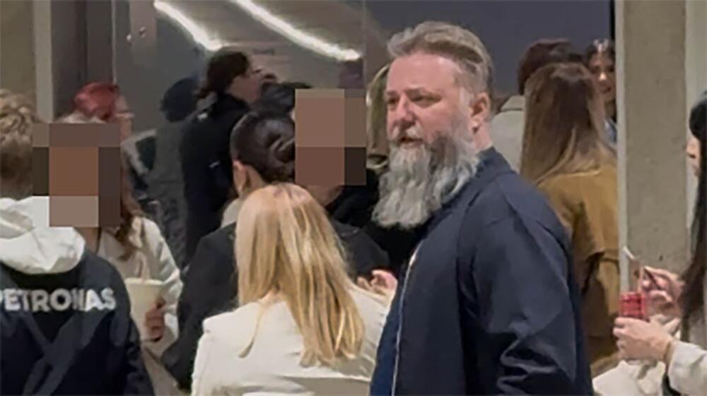 Otac Predrag Popović u mantiji došao na koncert: Čim su ga spazili, odmah su počeli da se slikaju sa njim!