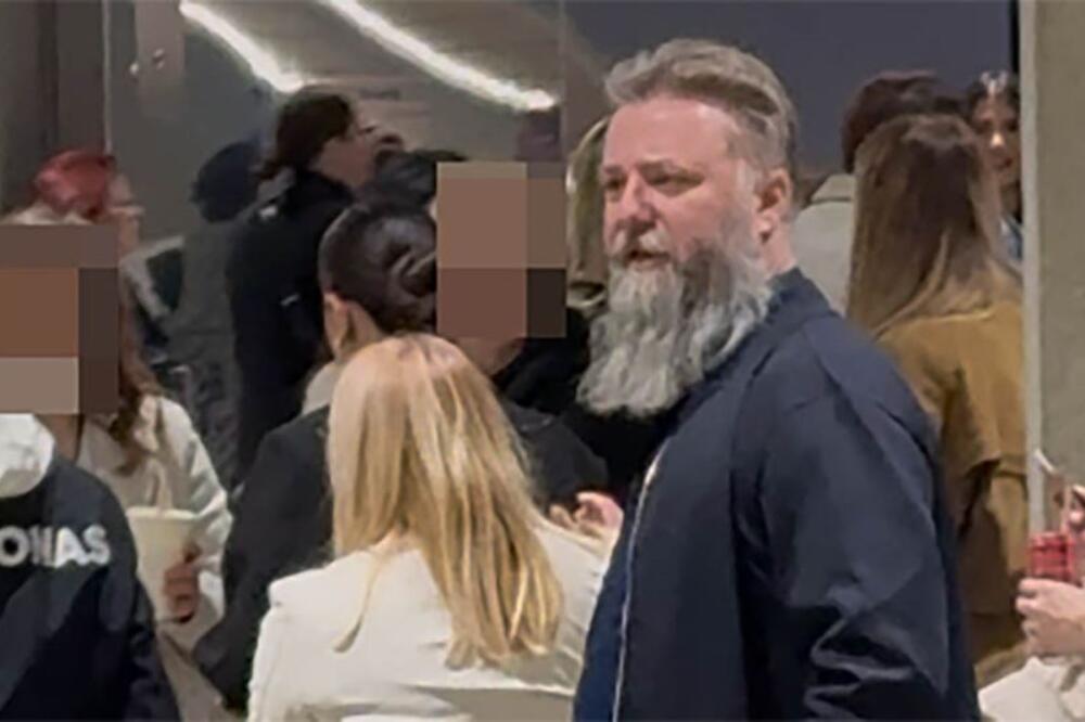 Otac Predrag Popović u mantiji došao na koncert: Čim su ga spazili, odmah su počeli da se slikaju sa njim!