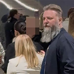 Otac Predrag Popović u mantiji došao na koncert: Čim su ga spazili, odmah su počeli da se slikaju sa njim!