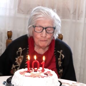 BAKA SLAVKA ODUŠEVILA SRBE! Vedar duh, smeh i energija - napunila 101 GODINU i ne staje, NA PLAŽI GLAVNA ATRAKCIJA