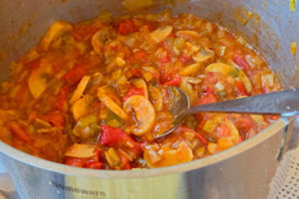 Šampinjoni sa prazilukom i paradajzom: Posni ručak prste da poližete, tajna je u gustom prelivu, odmah zapišite